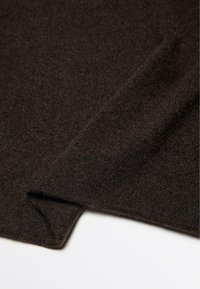 Unselected, mottled dark brown