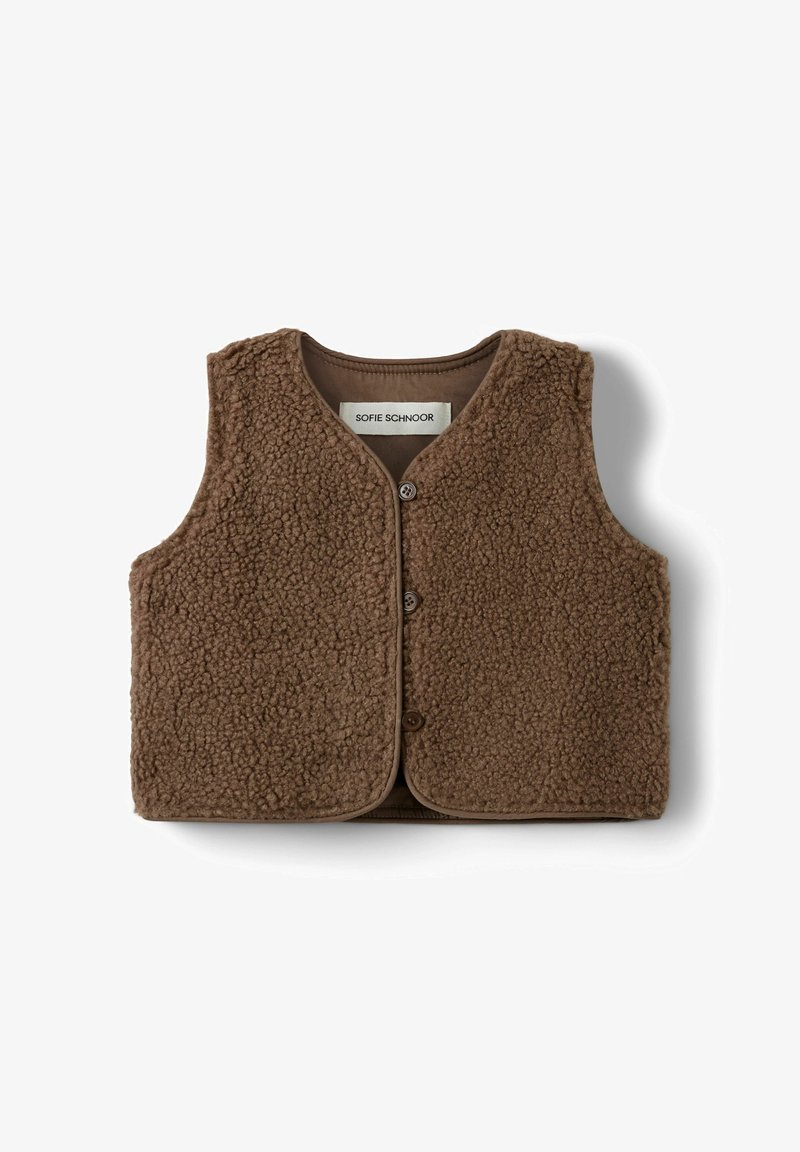 Veste sans manches en polaire marron avec trois boutons devant et une surface texturée douce, étiquetée Sofie Schnoor.