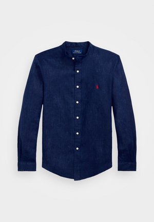 Granatowa koszula z długim rękawem i stójką, białe guziki z przodu oraz czerwone haftowane logo Polo Ralph Lauren na lewej piersi.