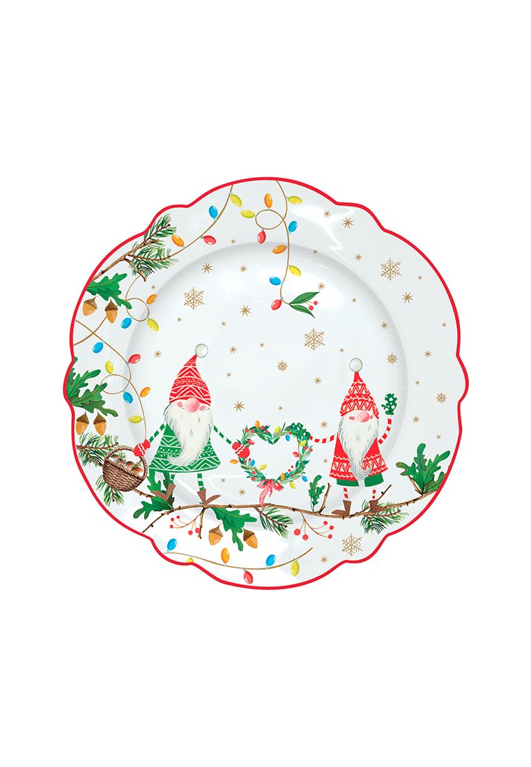 Piatto festivo scallopato con due gnomi in rosso e verde che tengono una corona a forma di cuore su un ramo decorato con luci, foglie e fiocchi di neve.
