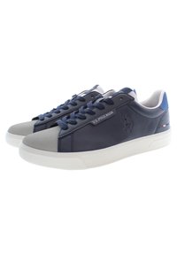 Marineblaue Ledersneakers mit grauem Gummizehenkappen, weißer Sohle und blauen Schnürsenkeln. Verfügt über ein geprägtes Logo an der Seite und ein gepolstertes Innenfutter.