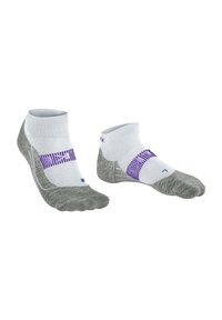 Calcetines deportivos en gris y blanco con puño corto, que presentan una raya morada y un detalle texturizado en los laterales. Diseñados para ofrecer comodidad y soporte.