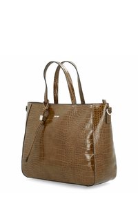 Bruine faux krokodillenleren handtas met twee handvatten, zilverkleurige accenten en een decoratieve knoopdetail op de voorkant van de schouderband.