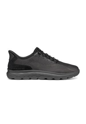 Sneaker nera low-top con tomaia in mesh, chiusura con lacci, suola ondulata imbottita e dettagli in materiale idrorepellente sul tallone e sul lato.