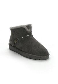 Botas de tobillo de ante gris con un suave forro de piel de pelo, correa decorativa y acentos en forma de diamante. Punta redondeada y suela de goma texturizada.