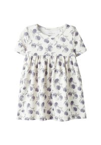 Robe à manches courtes en tissu léger avec une texture côtelée, présentant un fond blanc et un motif de fruits et feuilles violets.