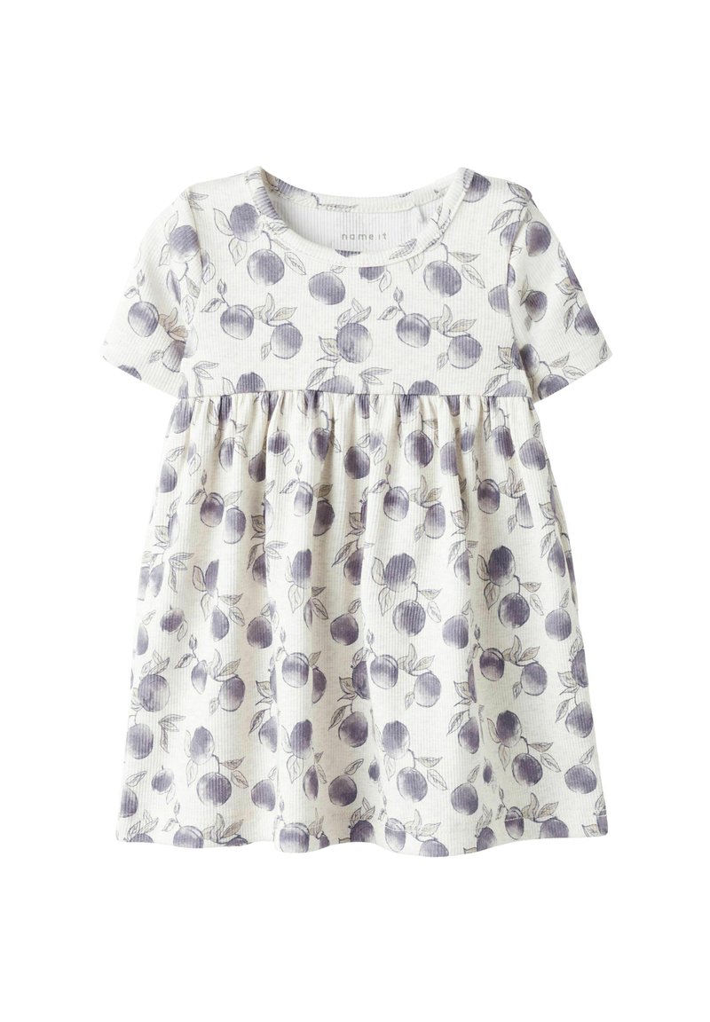 Robe à manches courtes en tissu léger avec une texture côtelée, présentant un fond blanc et un motif de fruits et feuilles violets.