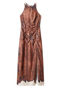 Braunes ärmelloses Satin-Kleid mit gerafftem Vorderteil, hohem Schlitz auf der linken Seite und dunklem marmoriertem Muster über einer beigefarbenen Unterlage.