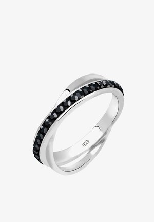 Bague en argent avec un design torsadé comprenant une rangée de petites pierres noires et gravée "925" à l’intérieur de l’anneau.