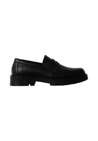 Mocassin en cuir noir avec une semelle épaisse et un détail de bride sur le dessus, présenté de profil sur fond blanc.