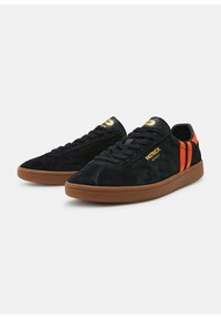 Sneakers neri in suede con strisce arancioni, punta rotonda, suola in gomma e dettagli di marca. Presentano lacci piatti e colletto imbottito.