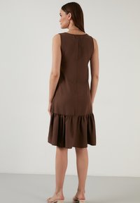 LELA REGULAR FIT  - Freizeitkleid - brown