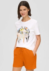 Witte katoen t-shirt met een kleurrafische afbeelding van meerdere figuren. Gecombineerd met oranje shorts met trekkoord. Casual, relaxte pasvorm.
