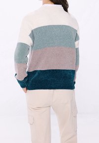 Maglione lavorato a maglia con righe orizzontali in crema, teal, grigio chiaro e malva. Polsini e orlo a coste, con un fit rilassato e una finitura testurizzata.