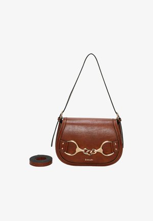 Bolso de hombro de cuero marrón con forma curvada, acentos en metal dorado y un detalle de cadena en la parte frontal. Incluye una correa desmontable.