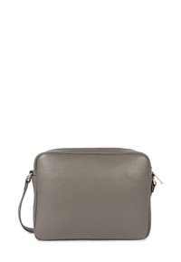 Borsa a tracolla in pelle grigia con superficie texturizzata, forma rettangolare, chiusura con zip e tracolla regolabile. Accenti in metallo color oro.