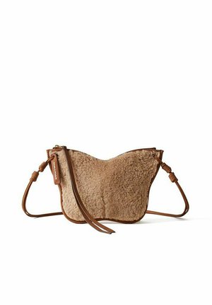 Piccola borsa a tracolla marrone con materiale morbido, strutturato e simile alla pelliccia di montone e sottili cinghie di pelle regolabili su sfondo bianco.