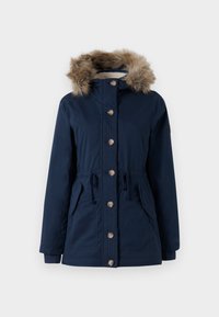 Parka blu navy con chiusura a bottoni, cintura in vita regolabile, due tasche frontali, polsini a coste e cappuccio foderato in pelliccia su sfondo bianco.