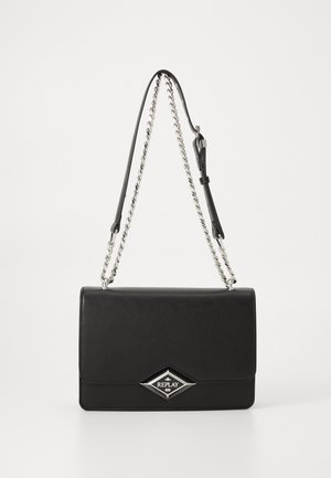 Schwarze Ledertasche mit Klappen-Design, silberner Kette und Lederband, mit einem rhombusförmigen Metall-Logo auf der Vorderseite.