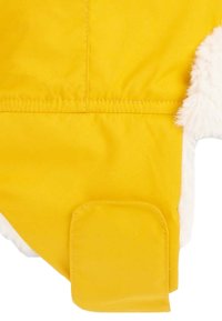 Žltá pet jacket z látky s mäkkou bielou fleece podšívkou, ktorá má suchý zips a šité detaily pre bezpečné nosenie.