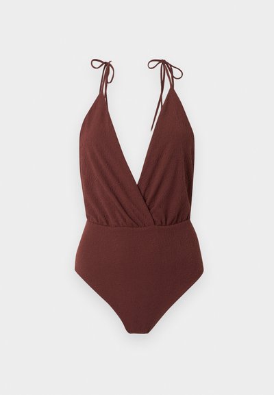 Maillot de bain une pièce marron chocolat avec tissu texturé, décolleté en V profond et liens ajustables aux épaules.