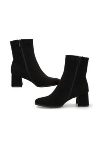 Botines de ante negro con cierre de cremallera, tacón cuadrado, textura suave y un diseño ajustado. Silueta simple y elegante.