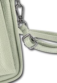 Lichtgroene leren tashoek met een gladde textuur, voorzien van een zilverkleurige metalen sluiting en een gedetailleerde riem met stiksels en een vierkante gesp.