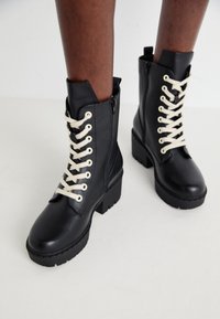 SALVIUS SWITCH LACE UP BOOTS - Botins de atacadores - black