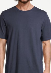 Navyblauwe korte mouwen t-shirt van zacht katoen, met een ronde hals en een relaxed fit. Gladde textuur zonder zichtbare patronen.