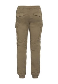 Pantalon cargo marron avec taille élastique et poignets, avec poches à rabat à l'arrière et poches cargo latérales avec rabats.