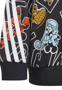 Sudadera negra con estampados de personajes de dibujos animados coloridos, acentos de tres rayas blancas de Adidas en las mangas y puños acanalados texturizados.