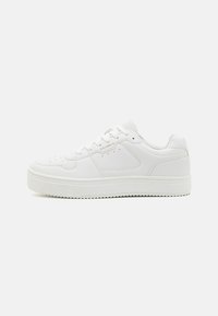 Hvide lædersneakers med lav topdesign, afrundet tå og struktureret sål. Har perforerede detaljer og minimalistiske syninger.