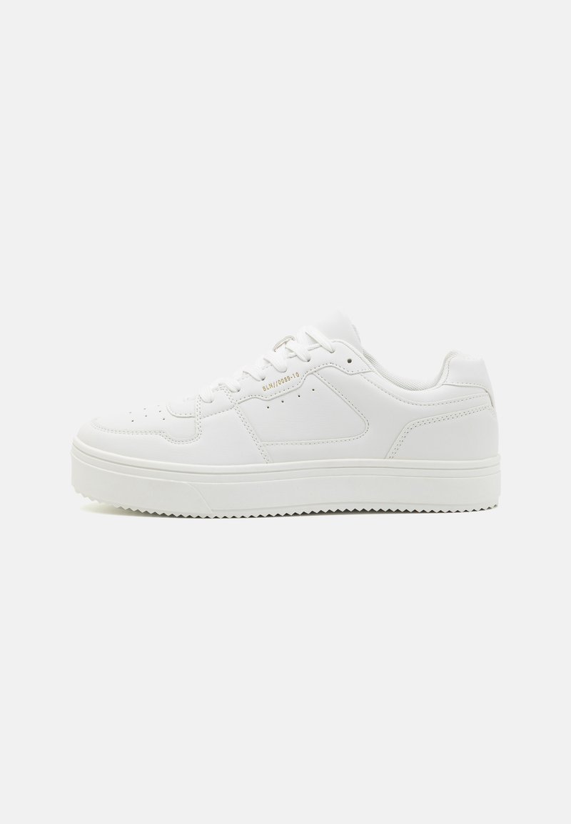 Hvide lædersneakers med lav topdesign, afrundet tå og struktureret sål. Har perforerede detaljer og minimalistiske syninger.