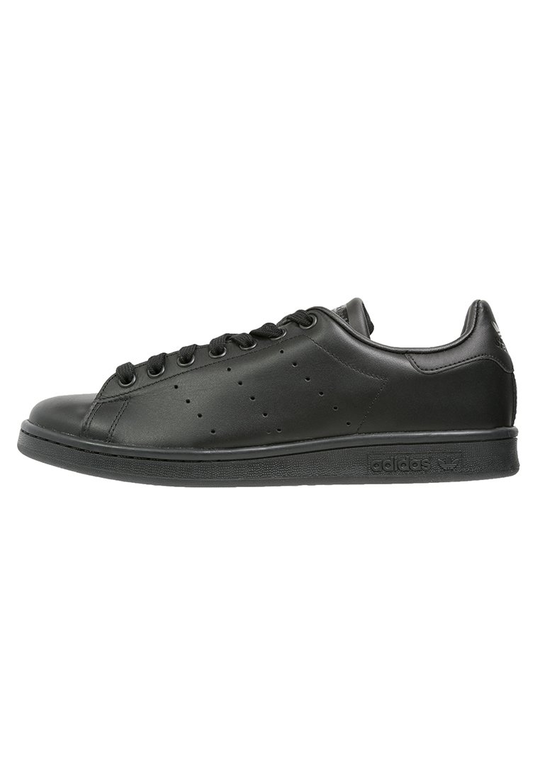 Sorte lædersneakers med en glat tekstur, rund tå, flad gummisål, syv snørrehuller og sidelufthuller til ventilation.