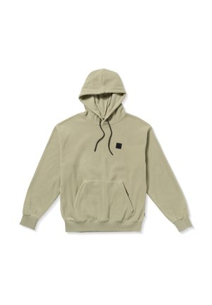 Olijfgroene hoodie met een voorzak, trekkoorden en een klein zwart logopatch op de borst. Zachte, gestructureerde stof.