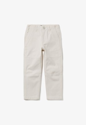 Pantalones cargo de color beige claro con bolsillos, hechos de tela de algodón. Cuenta con un cierre de botón y un diseño de pierna recta, textura suave y costuras mínimas.