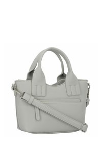 Petit sac à main en cuir gravé gris avec des poignées supérieures doubles, une bandoulière ajustable et une poche zippée à l'avant. Détail de surface texturée.