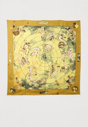 Svila kvadratna marama s nebeskim dizajnom. Pretežno žuta i zelena, sadrži astrološke simbole, detaljne ilustracije i ukrasne okvire.