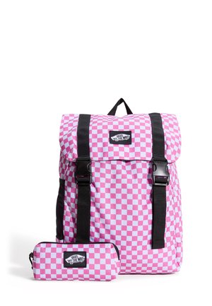 Lyserød og hvid ternet Vans rygsæk med sorte stropper, ledsaget af et matchende ternet penalhus med lynlås.