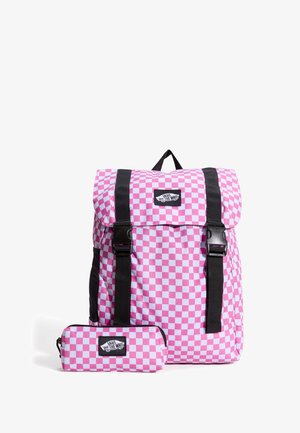 Różowo-biały plecak Vans w kratkę z czarnymi paskami, wraz z pasującym piórnikiem w kratkę na zamek.