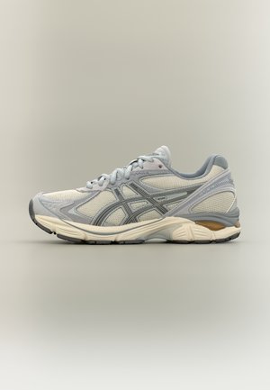 Lyst grå og hvid mesh løbesko med grå overlays, beige mellemsål og "GT-2160" tekst på hælsiden.