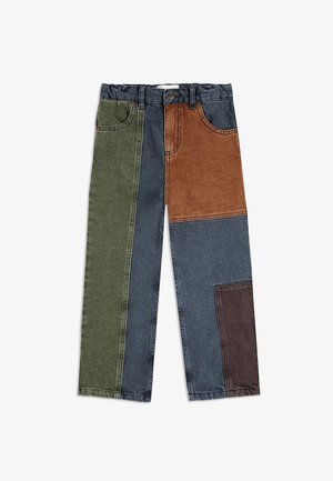 Jeans de color bloqueados con parches en verde oliva, marrón óxido, azul oscuro y carbón, con cierre de botones y cinturilla elástica.
