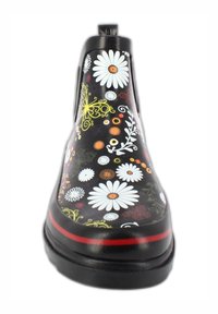 Schwarze Gummistiefel mit floralem und Schmetterlingsmuster. Enthält weiße Gänseblümchen, grüne Ranken und einen roten Streifen um die Sohle. Glatte Textur.