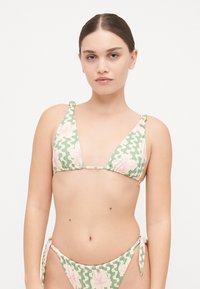Grön och rosa blommig triangl bikinitopp med scallopmönster, justerbara knytband och ruchade sidodetaljer på underdelen.