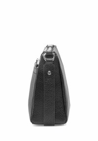 Czarna skórzana torebka o textured powierzchni, trójkątnym kształcie i płaskim dnie; posiada krótki pasek przymocowany do torebki za pomocą srebrnych elementów.