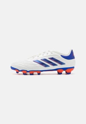 Witte voetbalschoenen met blauwe en oranje accenten, voorzien van drie blauwe strepen aan de zijkant, een gestructureerde bovenkant en gevormde noppen voor grip.