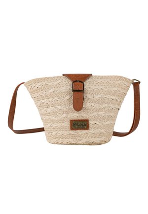 Bolso beige tejido con forma cónica, detalles en cuero sintético y cierre con hebilla. Presenta una etiqueta de marca en la parte frontal. Correa larga para llevar al hombro.