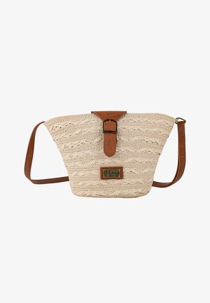 Bolso beige tejido con forma cónica, detalles en cuero sintético y cierre con hebilla. Presenta una etiqueta de marca en la parte frontal. Correa larga para llevar al hombro.