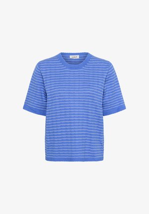 Modrý krátky pletený top s bielymi horizontálnymi textúrovanými pruhmi a okrúhlym výstrihom, zobrazený na bielom pozadí.