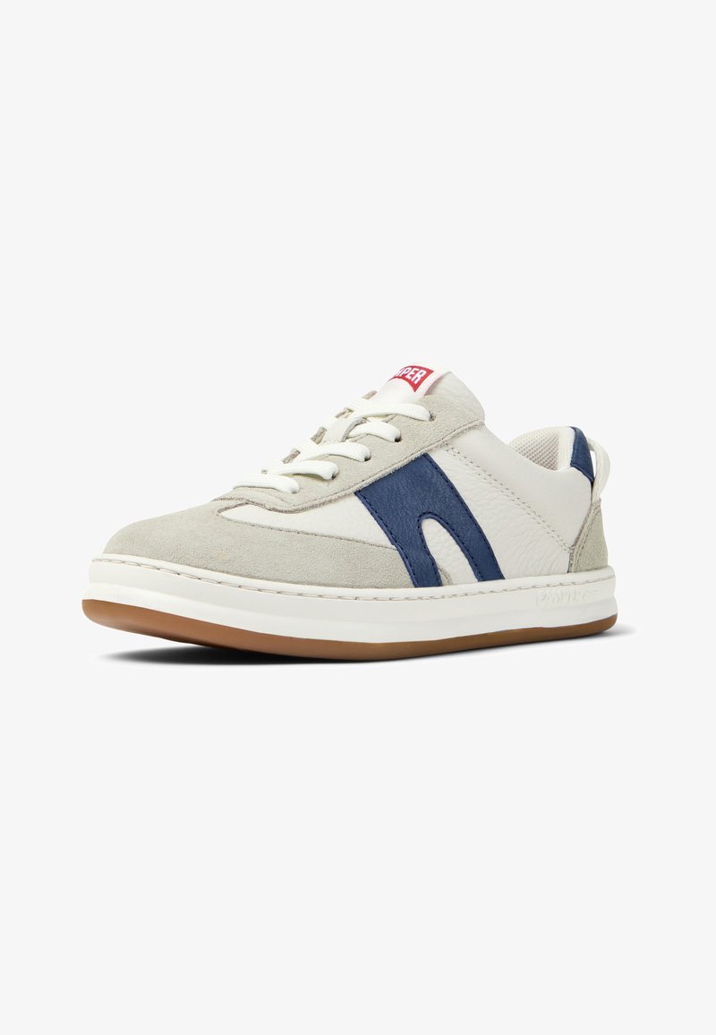 Baskets basses blanches et grises avec un détail de bande bleu marine, lacets blancs, semelle gomme et logo rouge sur la languette, vue de profil inclinée vers la gauche.